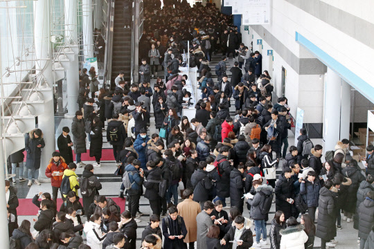 지난 9일 서울 서초구 aT센터에서 열린 2019년 공공기관 채용정보 박람회를 찾은 학생과 구직자들이 입장을 기다리고 있다. 연합뉴스